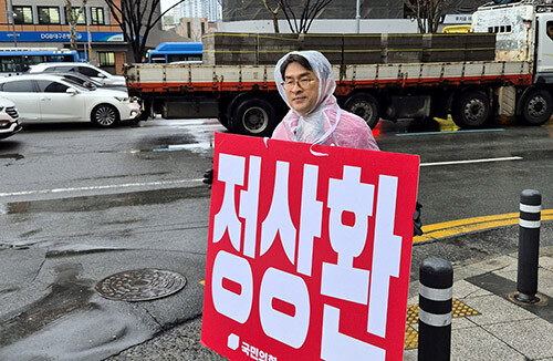 정상환 대구수성갑 국민의힘 예비후보가 출근길 아침인사에 나서고 있다. 사진=정상환 예비후보 선거사무소 제공