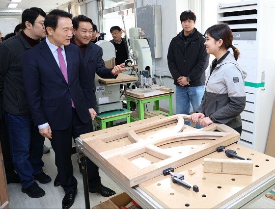 임태희 경기도교육감이 27일 부천공업고등학교 시설을 살펴보고 기능올림픽 대표로 출전을 앞둔 학생들을 만나 격려하고 있다. 사진=경기도교육청 제공