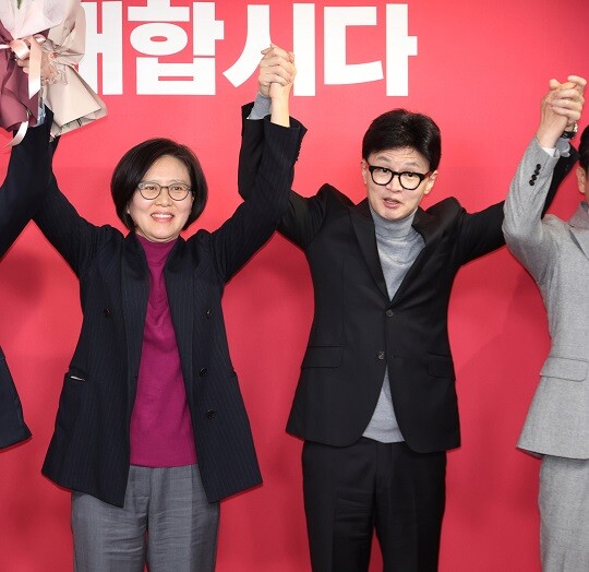 한동훈 국민의힘 비상대책위원장(오른쪽)과 조혜정 국민의미래 당 대표가 2월 23일 서울 국민의힘 여의도 당사에서 열린 중앙당 창당대회에서 손을 들어 올리고 있다. 박정훈 기자