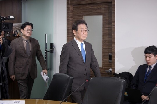 2월 28일 오전 서울 여의도 더불어민주당 당사에서 열린 더불어민주당 최고위원회의에 이재명 대표와 홍익표 원내대표가 참석하고 있다. 사진=이종현 기자