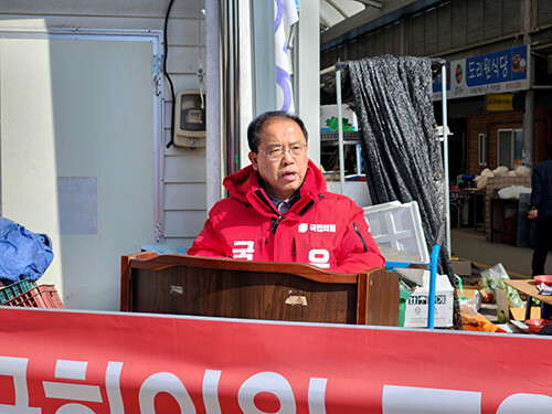 우성진 대구 군위군·동구을 국민의힘 국회의원 예비후보는 28일 군위군 군위시장에서 '군위 발전 공약'을 발표하며 지지를 호소 있다. 사진=우성진 예비후보 선거사무소 제공