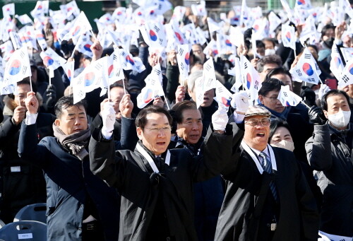 유정복 인천광역시장이 1일 창영초등학교에서 열린 '제105주년 3.1절 기념식'에서 만세삼창을 하고 있다. 사진=인천시 제공