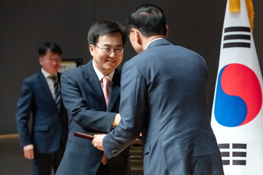 4일 오후 경기도청 다산홀 1층에서 김동연 경기도지사가 경기도 유공납세자 인증패를 수여하고 있다. 사진=경기도 제공