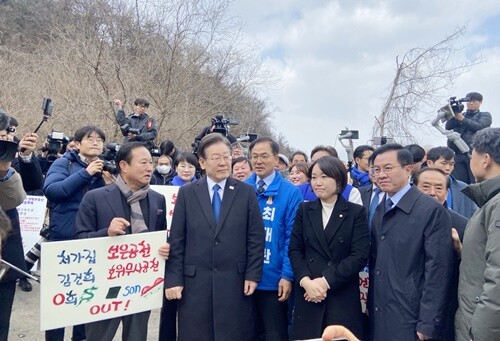 이재명 대표가 서울·양평고속도로 특혜의혹 현장을 방문했다. 정동균 전 양평군수(왼쪽)가 종점 변경 개요를 설명하고 있다. 사진=양평언론협동조합 제공