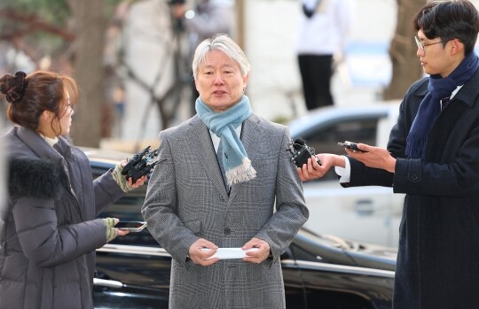 노환규 전 대한의사협회 회장이 9일 오전 전공의 집단 사직 공모 의혹과 관련해 경찰 조사를 받기 위해 서울 마포구 서울경찰청 공공범죄수사대로 출석하기 전 입장을 표명하고 있다. 사진=연합뉴