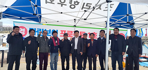 경북도가 '마린보이프로젝트'의 제1호 마린보이가 포항 구룡포에서 첫 출항식을 갖고 참석자들과 기념촬영을 하고 있다. 사진= 경북도 제공