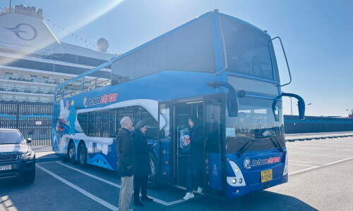 인천시티투어를 탑승하는 크루즈 승객. 사진=인천관광공사 제공