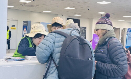 크루즈 터미널에서 인천시티투어 탑승 안내를 받는 크루즈 승객. 사진=인천관광공사 제공