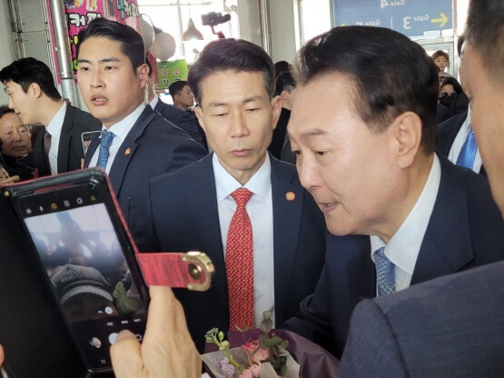 우주산업 클러스터 출범식 참석차 경남 사천을 찾은 윤석열 대통령. 사진=사천시 제공
