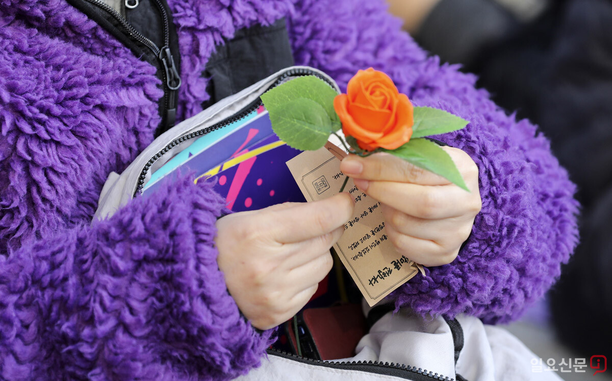 여성의 참정권을 상징하는 장미꽃을 들고 있는 한 참가자. 사진=박정훈 기자