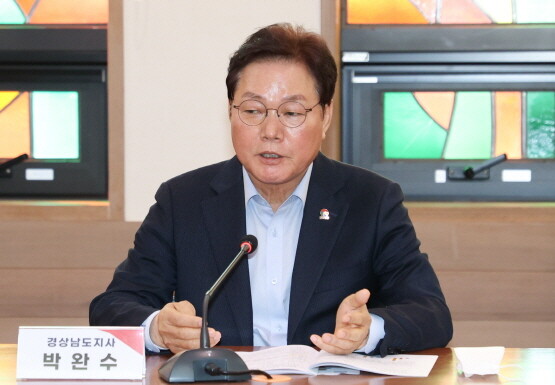 박완수 경남도지사가 응급의료기관 비상진료상황 점검회의를 주재하는 모습. 사진=경남도 제공