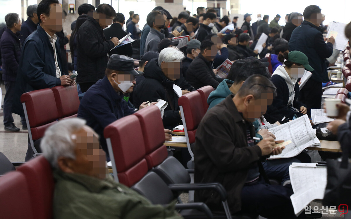 경마분석지를 꼼꼼히 살피며 베팅에 고심하고 있는 경마인 중에 백발이 성성한 노인들도 더러 보인다.