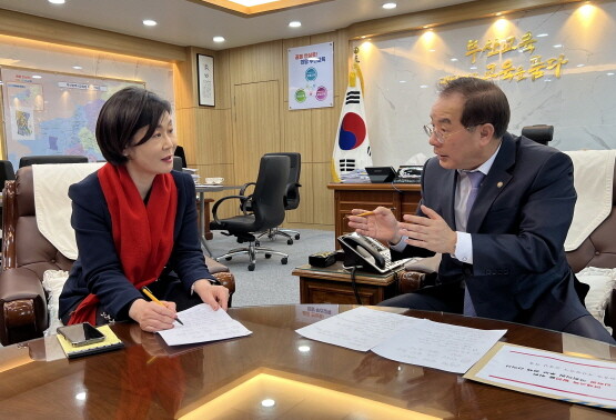 김희정 예비후보가 하윤수 부산교육감과 면담을 갖는 모습. 사진=김희정 캠프 제공