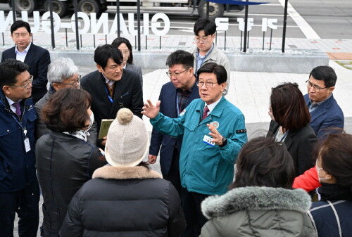 정종복 기장군수가 관계직원과 함께 입주예정자들을 만나 민원을 청취하고 있다. 사진=기장군 제공