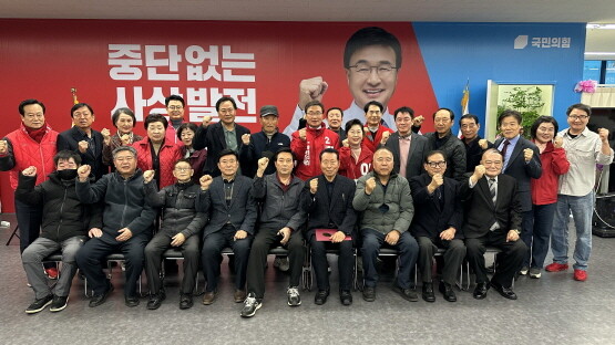 지지 선언 후 가진 기념촬영 모습. 사진=김대식 캠프 제공