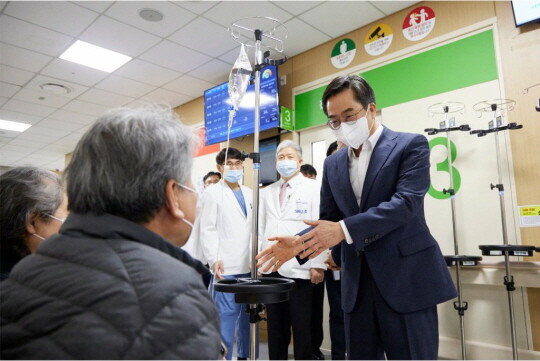 분당서울대학교병원 현장28일 오전 김동연 경기도지사가 송정한 분당서울대병원장의 안내를 받아 권역응급의료센터 의료시설을 둘러보고 있다. 사진=경기도 제공