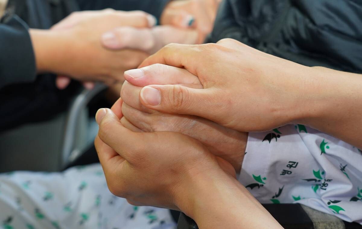 경기도의 한 요양병원에서 입소자 가족이 두 손을 맞잡으며 대면 면회를 진행하고 있다. 사진은 기사 특정 내용과 관련 없음.사진=사진공동취재단