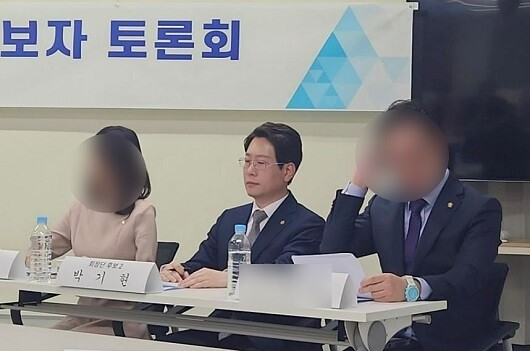 박기현 한국공인노무사회 회장(가운데)이 정치자금법 위반 등 혐의로 경찰 수사를 받게 됐다. 사진=박기현 회장 SNS