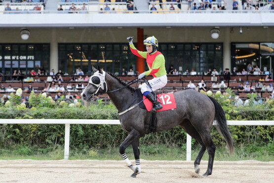 다실바 기수의 위닝런 모습. 사진=한국마사회 부산경남본부 제공