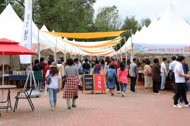 지난해 자라섬 꽃축제 기간 열린 농산물 직거래 장터 모습. 사진=가평군 제공