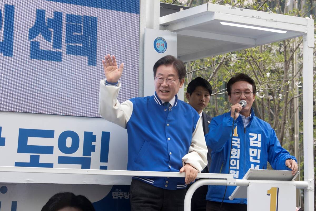 8일 오후 서울 여의도 우체국 앞에서 유세를 하고 있는 더불어민주당 영등포을 김민석 후보를 찾은 이재명 대표가 지원유세를 하고 있다. 사진=이종현 기자