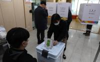 총선 투표지 찢고 사전투표소 사무원 폭행…경찰 고발