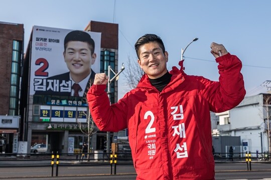 김재섭 국민의힘 도봉갑 당협위원장이 서울 쌍문역 인근 선거사무소 앞에서 포즈를 취하고 있다. 사진=최준필 기자