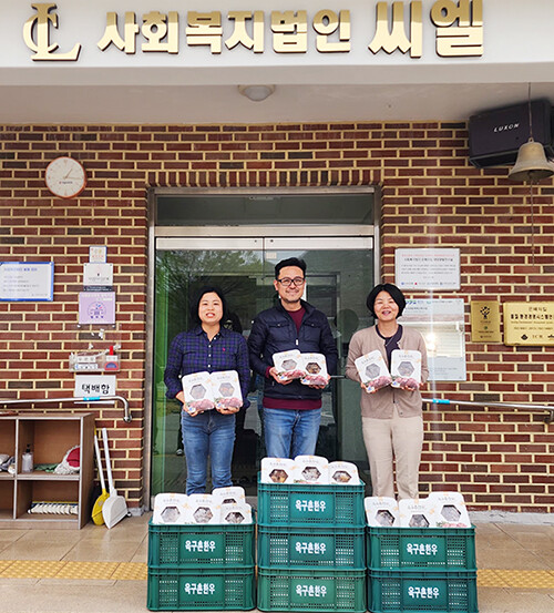 옥구촌한우 김성현 대표(중앙)가 지난 11일 사회복지법인 씨엘을 방문해 200만 원 상당의 밀키트를 전달했다. 사진=사회복지법인 씨엘 제공