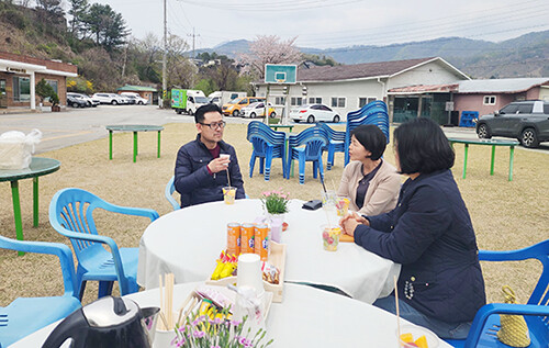 옥구촌한우 김성현 대표(왼쪽)가 씨엘의집 유선영 원장, 보담 남명순 원장과 환담하고 있다. 사진=사회복지법인 씨엘 제공