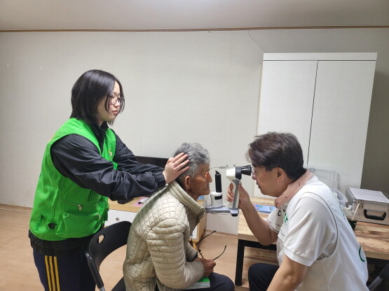 정근 이사장의 진료 장면. 사진=그린닥터스 제공