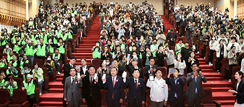 경주시가 22일 화랑마을 기파랑관에서 '경주시 탄소중립 실천 선도도시 선포식'을 갖고 있다. 사진=경주시 제공