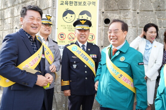 ‘해운대구 민·관 합동 통학 안전 캠페인’ 장면. 사진=부산시교육청 제공