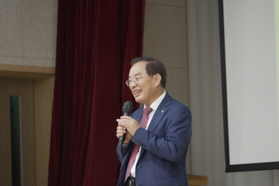 하윤수 교육감이 ‘2024학년도 자유학기제 학부모연수’ 현장을 찾아 격려하는 모습. 사진=부산시교육청 제공