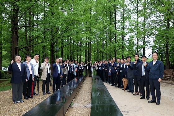 황재해 작가의 작품 '탄소흡수 나무'에서 기념촬영 갖는 이동환 고양특례시장과 현장 간부회의 참석자들. 사진=고양특례시 제공