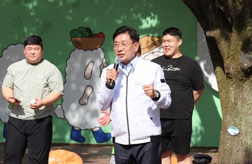 축제 2일차 축제장을 방문한 전진선 군수가 인사말을 하고 있다. 사진=김현술 기자