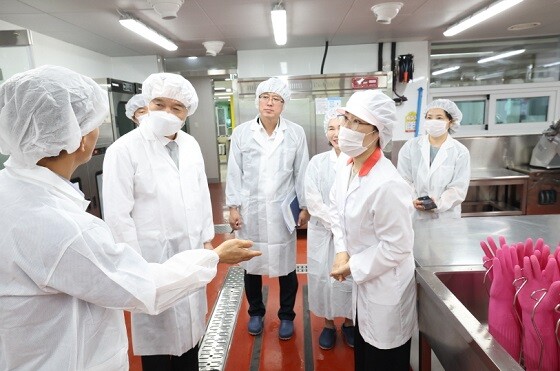 학교급식 조리실 현황을 점검하고 있는 임태희 경기도교육감. 사진=경기도교육청 제공