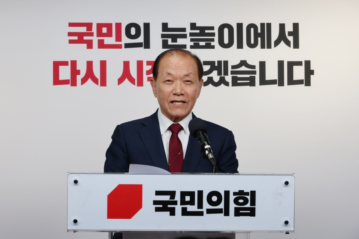 황우여 신임 비상대책위원장이 3일 오전 서울 여의도 당사에서 열린 취임 기자회견에서 취임 소감과 비대위 구성 등 운영 방향을 밝히고 있다. 사진=연합뉴스