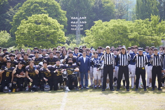 제1회 경기도지사배 대학미식축구 춘계선수권 대회 개회식에서 김동연 경기도지사가 선수들과 함께 기념촬영을 하고 있다. 사진=경기도 제공