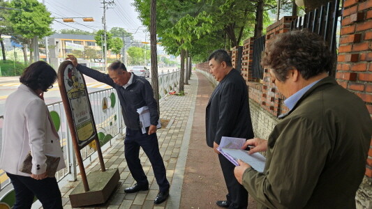 평택시 시민명예감사관이 어린이보호구역 교통안전 시설물을 점검하고 있다. 사진=평택시 제공