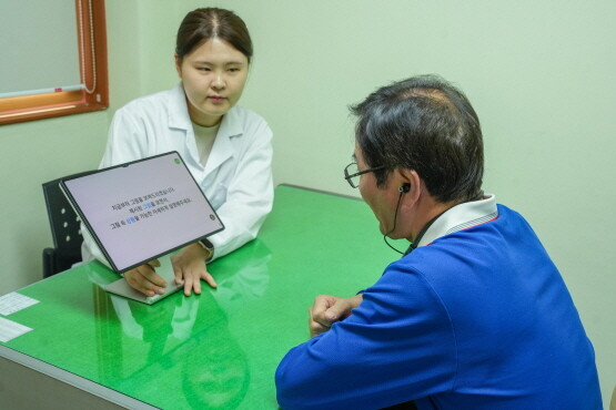 한국전기연구원이 안산 상록구노인복지관 어르신을 대상으로 노인 친화형 발화 데이터 수집 기기를 통해 경도인지장애 조기 선별 검사를 수행하고 있다. 사진=한국전기연구원 제공