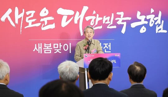 강호동 농협중앙회장이 3월 25일 서울 서초구 하나로마트 양재점에서 열린 농협 특별할인행사 기념식에서 인사말을 하고 있다. 사진=연합뉴스