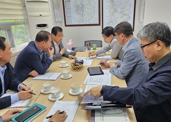 이현재 하남시장이 7일 경기도 박재영 철도항만물류국장을 만나 송파하남선 광역철도 타당성 평가 및 기본계획 수립용역에 대해 건의하고 있다. 사진=하남시 제공