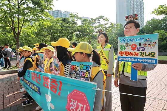 용인백현초등학교 앞에서 학생 등굣길 안전 캠페인에 참여한 이상일 용인특례시장. 사진=용인특례시 제공