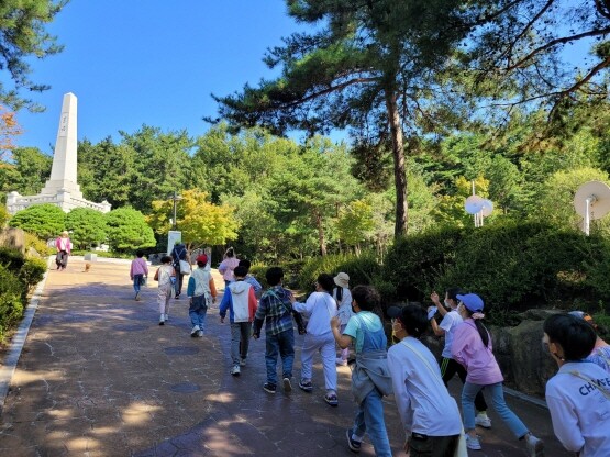 초등학생 숲체험활동 모습. 사진=김해시 제공