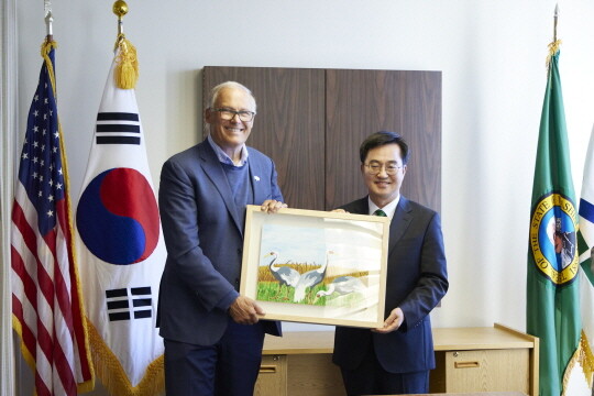 김동연 지사가 강태원 작가(발달장애 2급)의 재두루미 그림을 선물하고 있다. 사진=경기도 제공