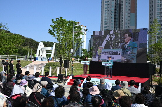 정종복 기장군수가 이천생태공원 보행교 개통식에서 축사를 갖는 장면. 사진=기장군 제공