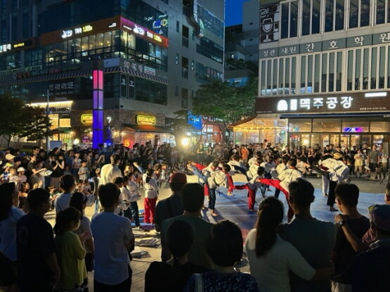 지난해 8월 정관돌고래광장에서 진행한 거리공연 모습. 사진=기장군 제공