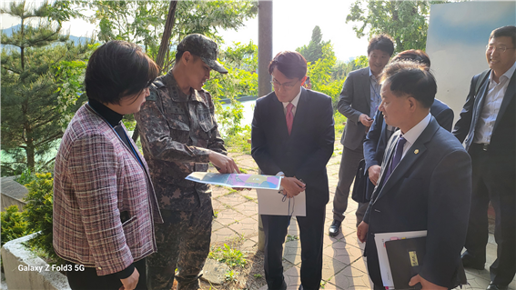 윤상현 의원이 관계자들과 관교동 예비군훈련장 이전 계획을 점검하고 있다. 사진=윤상현 의원실 제공