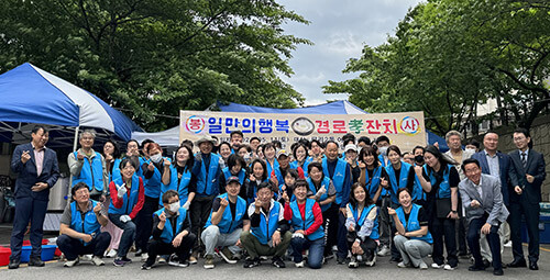 비영리 봉사단체인 '일만의 행복 봉사단'이 11일 '경로 효 잔치'를 마치고 기념촬영을 하고 있다. 사진=일만의 행복 봉사단 제공