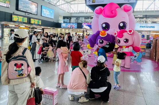 부산역 이용객들이 티니핑 캐릭터 인형 앞에서 사진 촬영을 하고 있다. 사진=코레일유통 제공